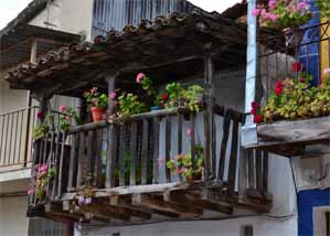 Gargantilla balcon de madera